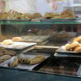 Gli affamati acquirenti possono scegliere tra un'ampia gamma di cornetti, krapfen, mezzetonde, flauti, polacche, zeppole e altre squisitezze farcite nei modi pi� disparati